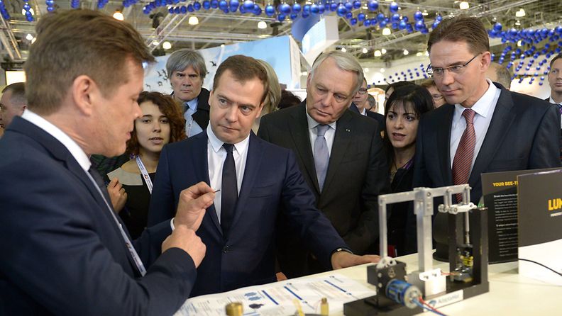 Venäjän pääministeri Dmitri Medvedev (toisena vasemmalla), Ranskan pääministeri Jean-Marc Ayrault (keskellä) sekä pääministeri Jyrki Katainen tutustuivat innovaationäyttelyn tuotteisiin Moskovassa 31. lokakuuta 2013. 