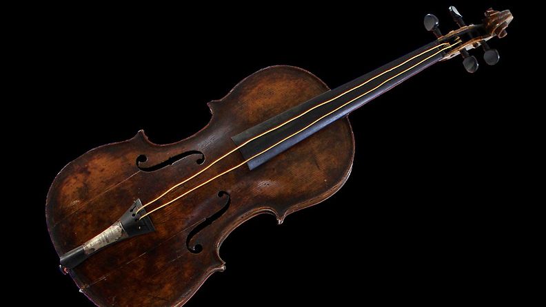 Titanicin orkesterin uppoamisyönä käyttämä viulu huutokaupattiin Britanniassa. 