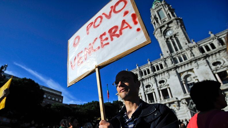 Hallituksen uusia säästösuunnitelmia vastustettiin muun muassa Portossa.