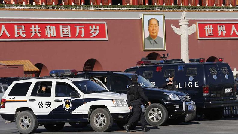 Viranomaiset eristivät ja siivosivat Tiananmenin aukion nopeasti välikohtauksen jälkeen.