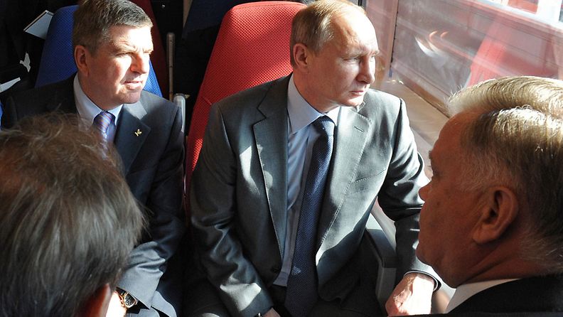 Vladimir Putin (oikealla) ja KOK:n puheenjohtaja Thomas Bach (vasemmalla). 