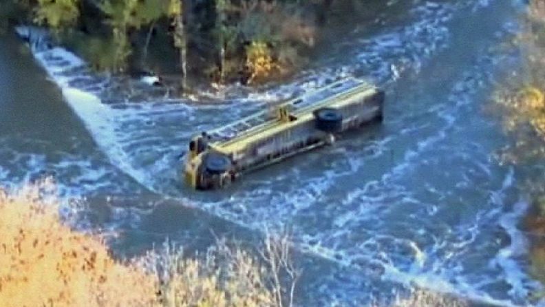 Koulubussi suistui jokeen Kansasissa Yhdysvalloissa.