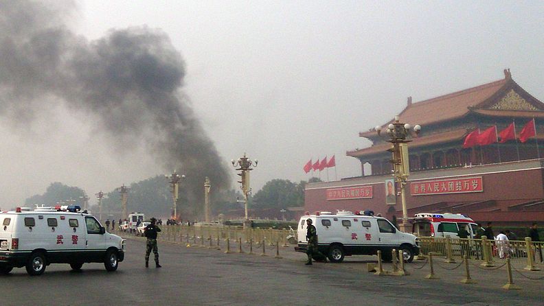 Kolme ihmistä on kuollut autopalossa Pekingin Tiananmenin aukiolla.