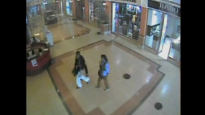 Kaksi terroristia Westgaten ostoskeskuksen valvontakameran tallenteessa. 
