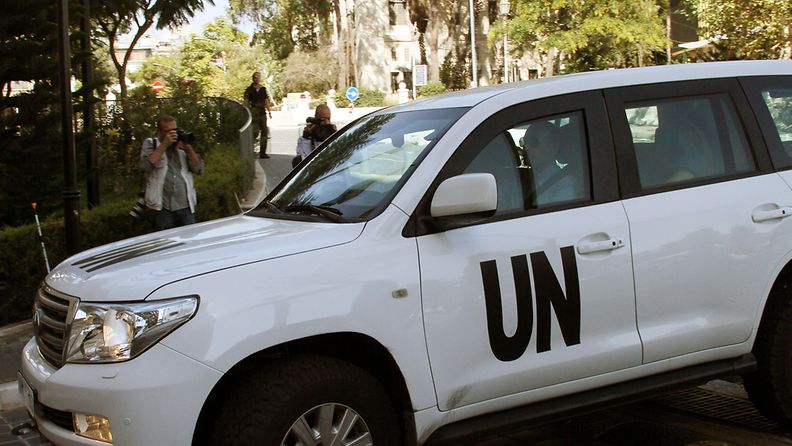  Kemiallisten aseiden kieltoa valvovan OPCW-järjestön tarkastajia YK:n ajoneuvossa Damaskoksessa 11. lokakuuta 2013. 