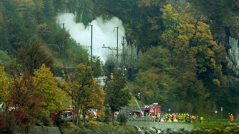 Savu nousi turmapaikalla, jonne armeijan hornet hävittäjä syöksyi Alpnachstadissa Sveitsissä 23. lokakuuta 2013. 