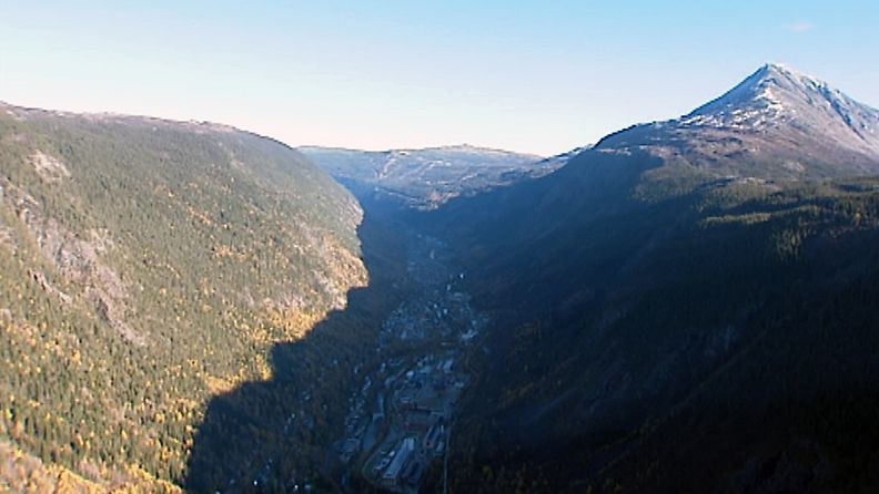 Eteläinen vuorenrinne (kuvassa oikealla) jättää syyskuusta alkaen Rjukanin kylän laaksossa kokonaan varjoon. 