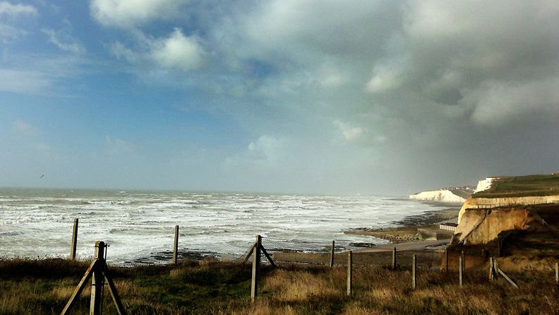 Tyyntä ennen myrskyä. Näkymä Englannin etelärannikolta läheltä Brightonia 27.10.2013.