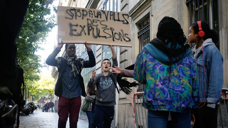 Ranskassa opiskelijat osoittivat mieltään ulkomaalaisten koululaisten käännytystä vastaan 17.10.2013.