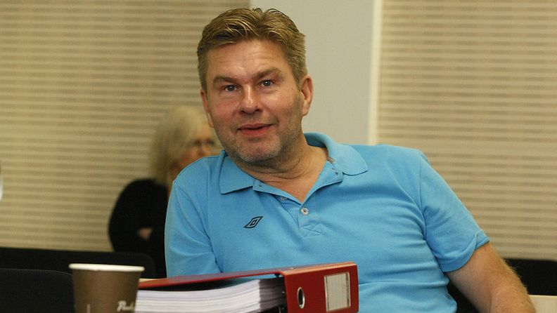  Ilmaisjakelulehti Magneettimedian päätoimittaja Juha Kärkkäinen Ylivieska-Raahen käräjäoikeudessa maanantaina 30. syyskuuta 2013