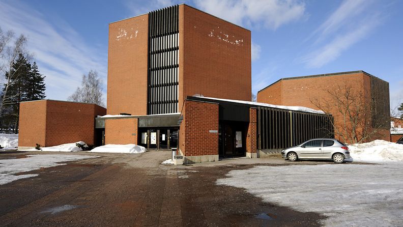 Muslimiasuun pukeutunut mies rikkoi Helsingin Roihuvuoren kirkon ikkunoita ja huusi kirkon edessä uhkauksia eilen illalla. 