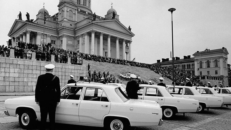 MTV Oy 50-vuotta  Hyväntahdon partioautojen luovutus 14.5.1967  Poliisisoittokunta  Suomi-tytöt ja pojat laulavat  Kutsuvieraat rappusilla  kuva Kauko Kivi