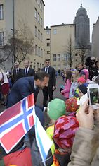 Prinssi Haakon tapasi koululaisia Kalliossa.