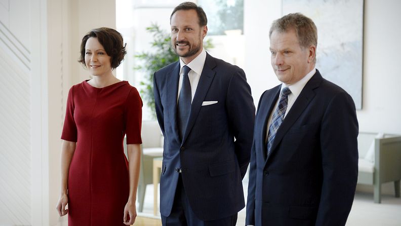 Jenni Haukio, Norjan kruununprinssi Haakon ja presidentti Sauli Niinistö Mäntyniemessä 22.10.2013.