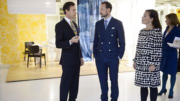 Mika Ihamuotila ja Kitty-vaimo opastivat prinssi Haakonia Marimekko-vierailulla.