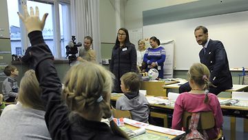 Haakon vieraili helsinkiläisessä koulussa.