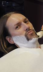 Duudsonien H-P Parviaisen partaa ajetaan hyväntekeväisyyskampanja Movemberin perinteisessä avaustilaisuudessa Helsingissä 30. lokakuuta 2013.
