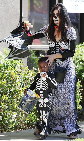 Sandra Bullock ja Louis-poika matkalla Halloween-juhliin.