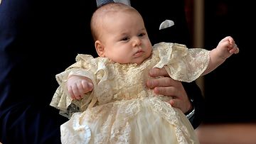 Prinssi George kastettiin perinteikkäässä mekossa.