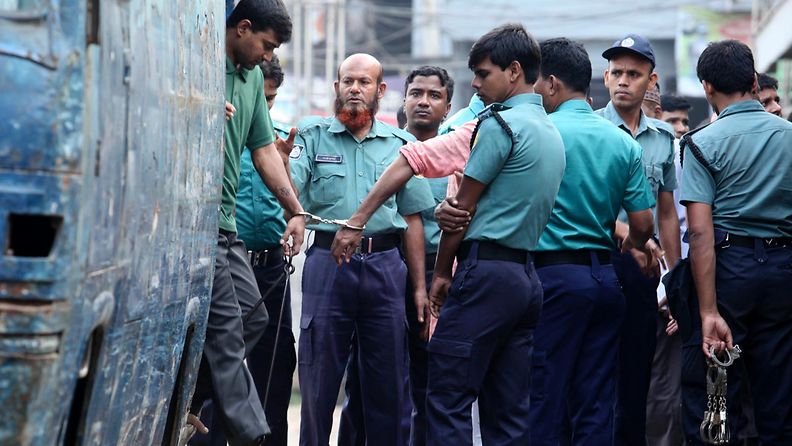 Bangladeshissa kapinoinnista vuonna 2009 syytetyt saapuivat kuulemaan tuomiota 5. marraskuuta 2013.