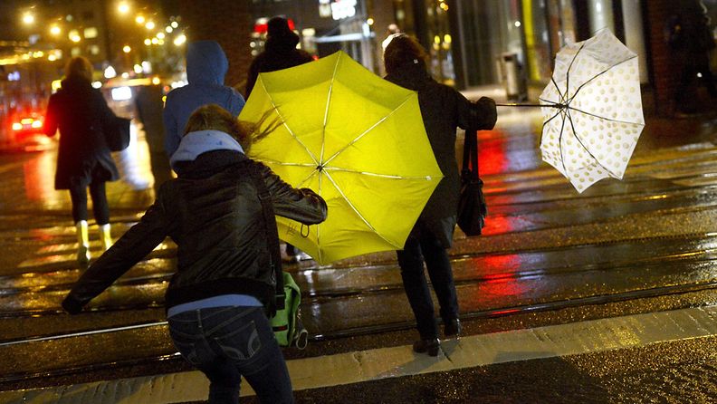 Kova tuuli nappasi jalankulkijoiden sateenvarjoihin Helsingin keskustassa tiistaina 5. marraskuuta 2013.