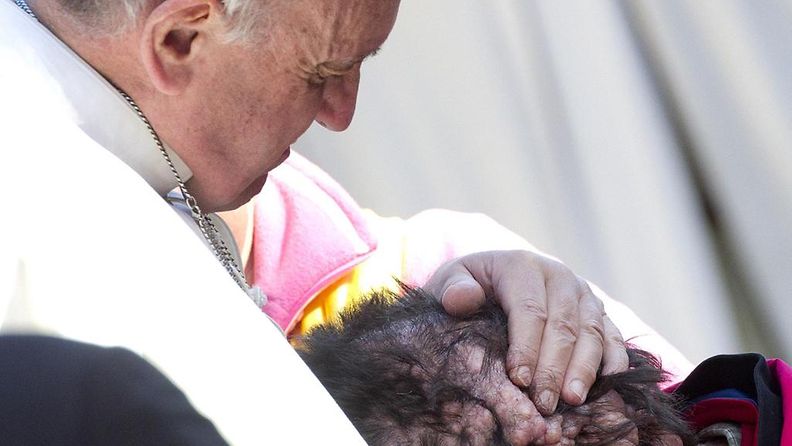 Paavi Franciscus siunaa sairaan miehen Pietarinkirkon aukiolla 6.11.2013. 