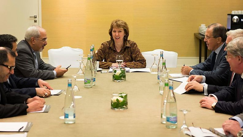 Iranin ulkoministeri Mohammad Javad Zarif, Euroopan unionin ulkoasiain ja turvallisuuspolitiikan korkea edustaja Catherine Ashton sekä Venäjän ulkoministeri Sergei Lavrov Iranin ydinohjelmaa koskevassa neuvottelussa Genevessä 9.11.2013.