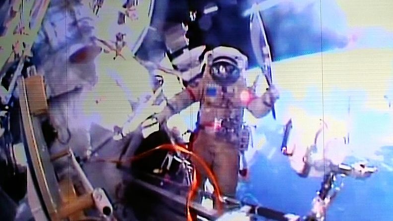 Kosmonautti Oleg Kotov pitelee olympiasoihtua avaruussukkulan ulkopuolella 420 kilometrin korkeudessa 9.11.2013.