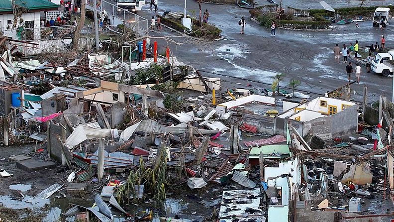 Taifuuni runteli Filippiinien Leyten saarta, jossa lähes kaikki rakennukset tuhoutuivat