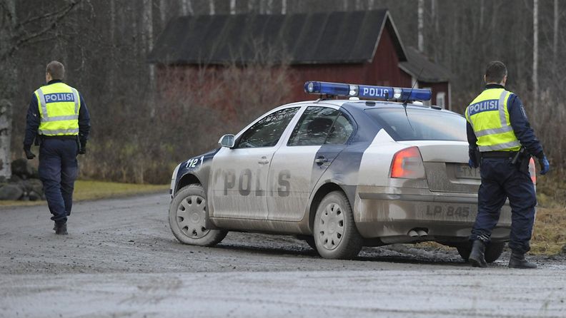 Pelastushenkilöstöä Perhossa Salamajärvellä Pohjanmaalla. Pohjanmaalla Lestijärvellä sattui lento-onnettomuus 13. marraskuuta 2013.