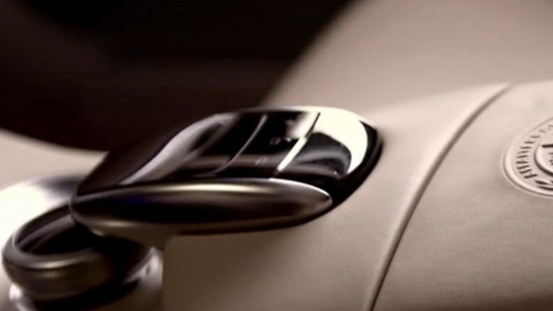 Mercedes-Benz, Touchpad-ohjain kuvakaappaus mainosvideosta.