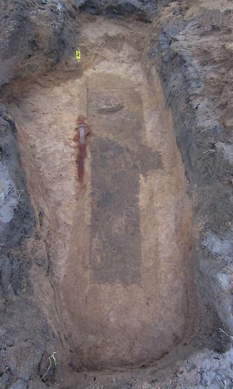 Ennestään tuntematon ruumishauta ajoittuu esinelöytöjen perusteella ristiretkiaikaan (n. 1050-1150). Janakkalalaiset historianharrastajat tutkivat lokakuun lopussa metallinilmaisimien kanssa peltoa ja löysivät rautaisen keihäänkärjen ja kirveenterän. He lopettivat tutkimisen ja ilmoittivat löydöistä Museovirastolle, jonka tutkijat löysivät paikalta ruumishaudan.