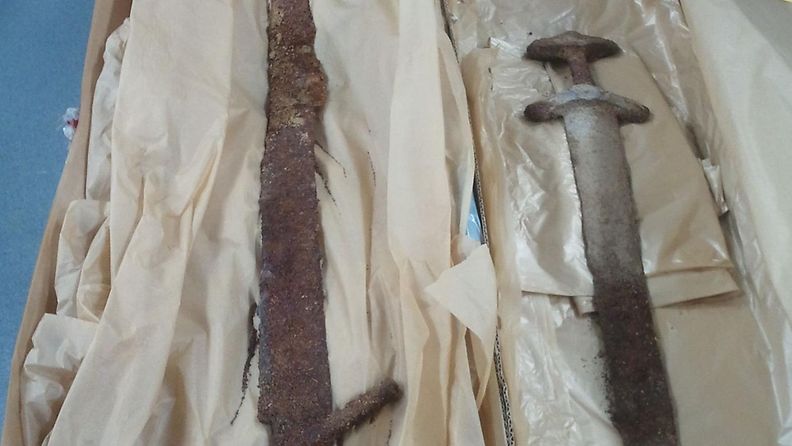 Haudasta tehtiin harvinainen löytö. Siellä oli kaksi eri aikakausille ajoittuvaa miekkaa, viikinkiaikainen (800-1050 jaa.) ja ristiretkiaikainen (vas.) (1050-1150 jaa.). Janakkalalaiset historianharrastajat tutkivat lokakuun lopussa metallinilmaisimien kanssa peltoa ja löysivät rautaisen keihäänkärjen ja kirveenterän. He lopettivat tutkimisen ja ilmoittivat löydöistä Museovirastolle, jonka tutkijat löysivät paikalta ruumishaudan.