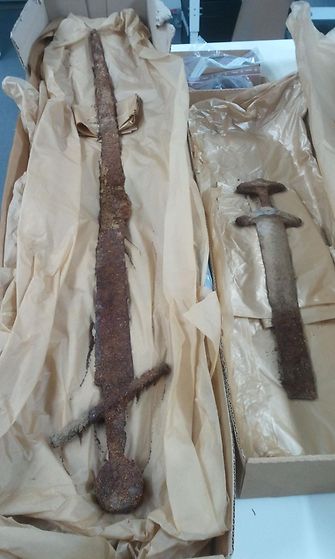 Haudasta tehtiin harvinainen löytö. Siellä oli kaksi eri aikakausille ajoittuvaa miekkaa, viikinkiaikainen (800-1050 jaa.) ja ristiretkiaikainen (vas.) (1050-1150 jaa.). Janakkalalaiset historianharrastajat tutkivat lokakuun lopussa metallinilmaisimien kanssa peltoa ja löysivät rautaisen keihäänkärjen ja kirveenterän. He lopettivat tutkimisen ja ilmoittivat löydöistä Museovirastolle, jonka tutkijat löysivät paikalta ruumishaudan.