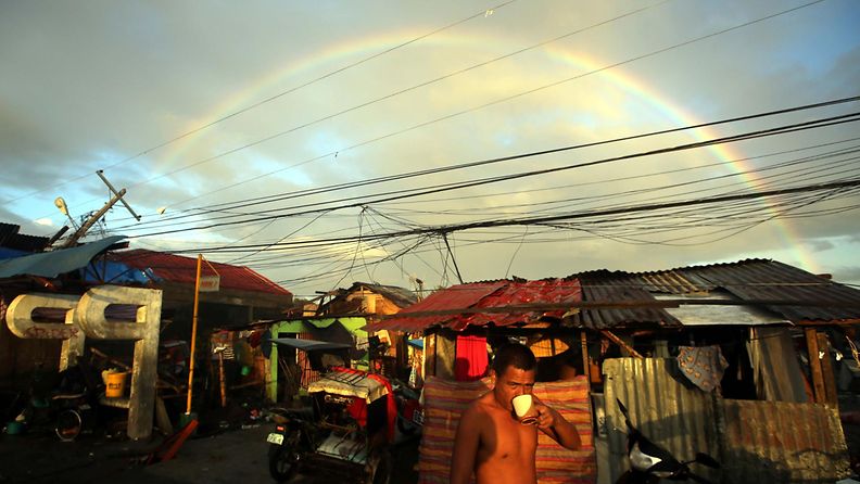 Sateenkaari nähtiin tuhoutuneen Taclobanin yllä Filippiineillä 15. marraskuuta 2013.