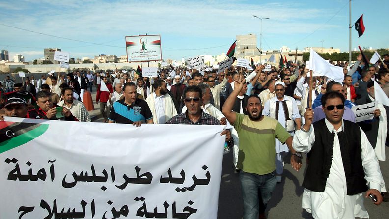 Mielenosoittajia Tripolissa Libyassa 15. marraskuuta 2013. Asemiehet avasivat tulen protestoijia kohti surmaten useita.