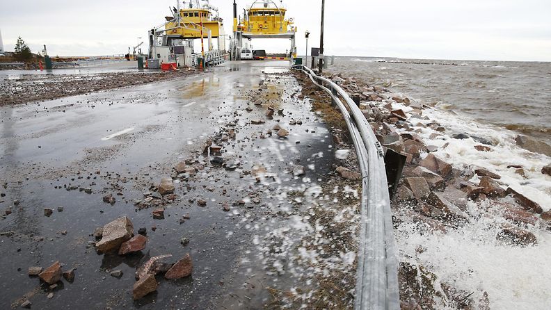 Myrskytuuli oli heittänyt kiviä autotielle Oulunsalon lauttarannassa Oulussa sunnuntaina aamupäivällä 17. marraskuuta 2013. 