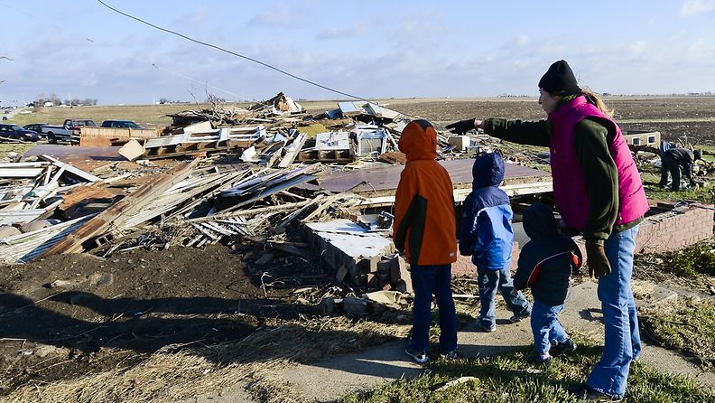 Lindsey Dubois katseli tornadon tekemiä tuhoja kotitalollaan Illinoisin Washingtonissa 18. marraskuuta 2013.