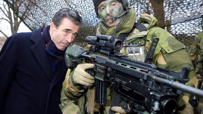 NATO:n pääsihteeri Anders Fogh Rasmussen tutkaili Norjan armeijan tarkka-ampujan asetta oslolaisessa varuskunnassa marraskuussa 2009.