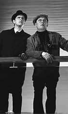 Ohjaaja Matti Kassilan elokuvaa "Vodkaa Komisario Palmu" kuvataan Helsinki-Vantaan lentoasemalla vuonna 1969. Näyttelijät Matti Ranin (vas.)  Palmun apulaisen roolissa ja Leo Jokela (oik.) etsivä Kokkina. 
