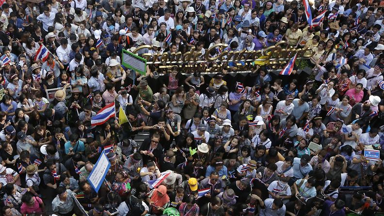 Tuhannet mielenosoittajat ovat jatkaneet keskeisten paikkojen valtausta Thaimaassa. Kuvassa mielenosoittajia Yhdysvaltain suurlähetystön edustalla Bangkokissa 29. marraskuuta 2013.
