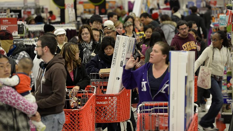 Asiakkaat jonottavat Target-kaupan alennusmyynnissä Atlantassa Yhdysvalloissa 28.11.2013.