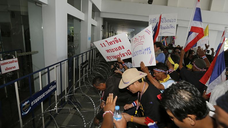 Bangkokin mielenosoittajat yrittivät vallata virastotalon 30.11.2013.