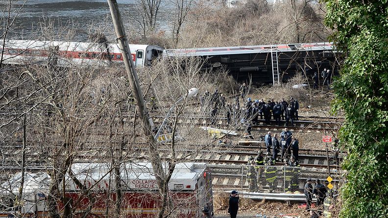 Ainakin neljä ihmistä kuoli, kun lähijuna suistui raiteilta New Yorkissa Bronxin kaupunginosassa sunnuntaina 1.12.2013