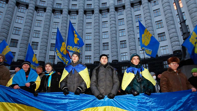 Mielenosoittajat saartavat hallintorakennusta Ukrainan pääkaupungissa Kiovassa 2.12.2013.