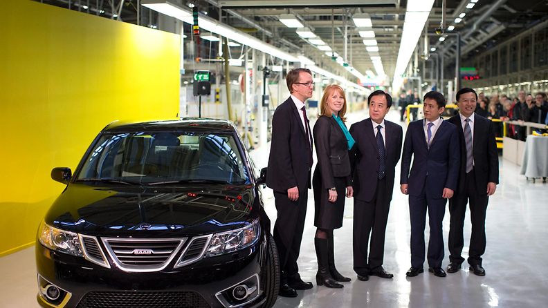 Saab-henkilöautojen tuotanto polkaistiin jälleen käyntiin Länsi-Ruotsin Trollhättanissa uuden omistajan Nevsin alaisuudessa.