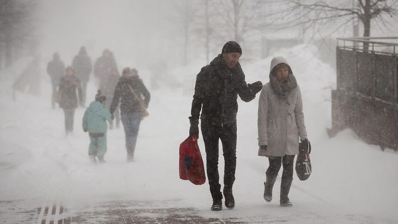 Ihmisiä lumimyrskyssä Helsingissä 30. marraskuuta 2012. 