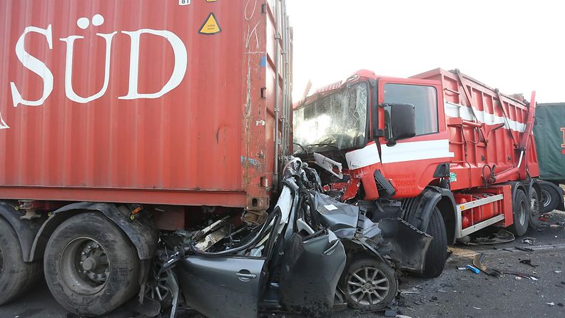 Belgiassa ainakin kaksi ihmistä on saanut surmansa A19-tiellä sattuneessa massiivisessa kolarisumassa.