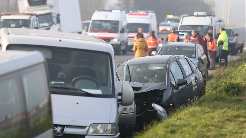 Belgiassa ainakin kaksi ihmistä on saanut surmansa A19-tiellä sattuneessa massiivisessa kolarisumassa.