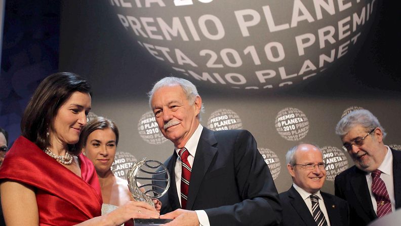 Espanjalainen Eduardo Mendoza vastaanottamassa Planeta-palkintoa vuonna 2010.